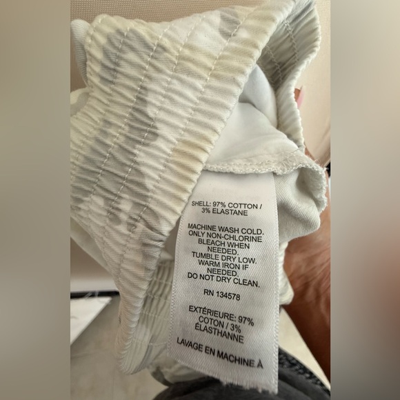 Vineyard Vines Brand Women's Pull On Everyday Shorts In Camo Pina Colada. Large - Picture 5 of 5